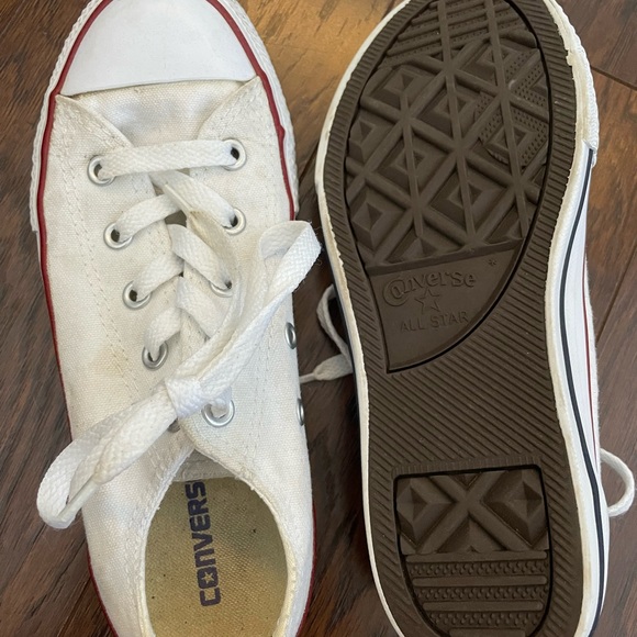 Youth Low-Cut Converse - Picture 2 of 5